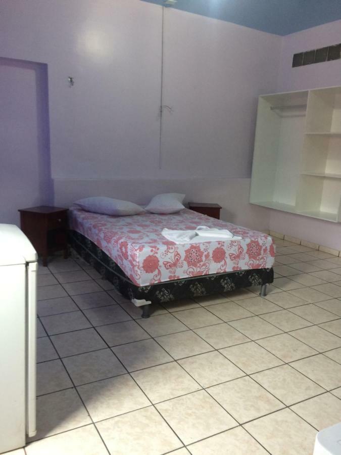מנאוס Hotel Granada מראה חיצוני תמונה